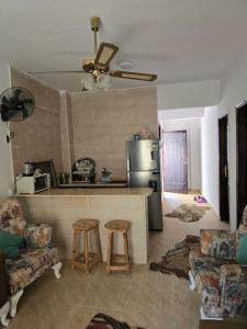 un soggiorno con cucina completa di bancone e sedie di If you love calm this is for you 2 days minimum,air-conditioning FAMILY only please a Ras Sedr