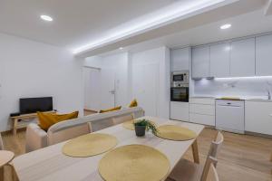 Oeiras Plazaにあるキッチンまたは簡易キッチン