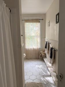 Ένα μπάνιο στο Bright and Cozy Room Saugerties +8 φωτογραφίες