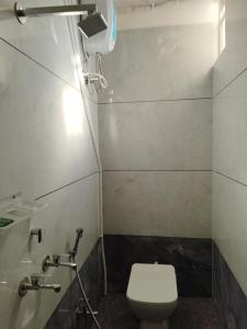Koupelna v ubytování Hotel Shiv Parvati + 5 fotografií