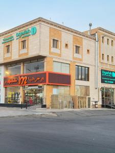 a building on a street with a store at ضيافة بلس شقق مخدومة أقتصادية Dyafah plus 2 in Jeddah