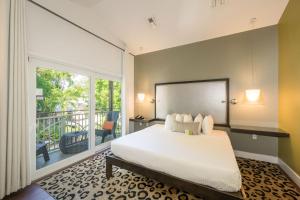 una camera da letto con un letto grande e un balcone di Truman Hotel a Key West