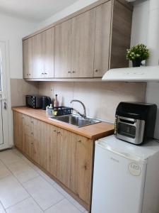 Η κουζίνα ή μικρή κουζίνα στο Cozy apartment near the center +13 φωτογραφίες