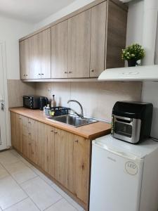 Η κουζίνα ή μικρή κουζίνα στο Cozy apartment near the center