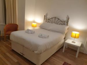 een slaapkamer met een bed met twee handdoeken erop bij Cosy Family Flat in Elswick