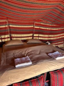 Voodi või voodid majutusasutuse Authentic Desert Camp - Al Wasil toas
