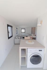 マル・デル・プラタにあるCheck and Home - Lamadrid - 4 Huéspedes a Estrenar con Amplia Terraza y Piletaの白いリビングルーム(洗濯機、乾燥機付)