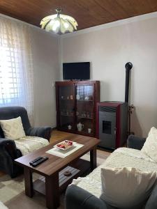 a living room with two chairs and a coffee table at Apartman CVET Bajina Bašta in Bajina Bašta