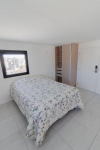 マル・デル・プラタにあるCheck and Home - Lamadrid - 4 Huéspedes a Estrenar con Amplia Terraza y Piletaのベッドルーム1室(花柄のベッドカバー付)