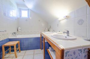 a bathroom with two sinks and a bath tub at Les grand' vignes in Laines-aux-Bois +17 photos