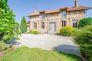 an exterior view of a house with a gravel driveway at Les grand' vignes in Laines-aux-Bois