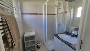 a white bathroom with a sink and a shower at Résidence Saphir avec piscine et climatisation in Collioure +6 photos