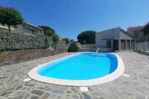 a swimming pool in the backyard of a house at Résidence Saphir avec piscine et climatisation in Collioure