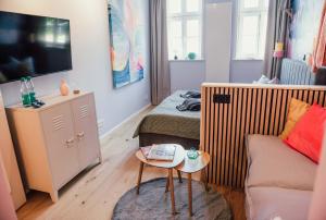 a small room with two beds and a couch at sleepArt atelier in Celle