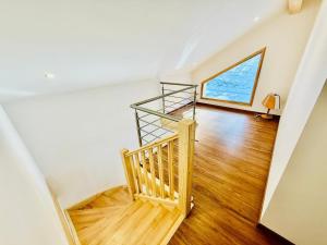 ブイユにあるMAGNIFIQUE CHALET 3 CHAMBRES CONSTRUCTION NEUVEの大きな窓のある家の階段