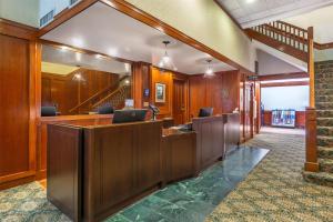 シアトルにあるBest Western Plus Pioneer Square Hotel Downtownの建物内の受付のあるロビー