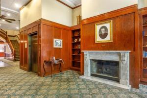 シアトルにあるBest Western Plus Pioneer Square Hotel Downtownの木製の壁のリビングルーム(暖炉付)