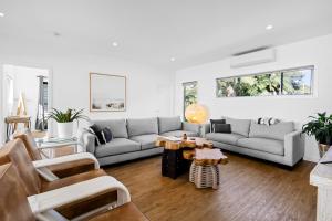 Ruang duduk di Azur Byron Bay