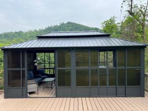 WeavervilleにあるSerenity Views Retreat - Close to City and Parkway!のデッキにソーラー屋根を備えたガゼボ +45枚の写真