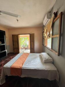 ein Schlafzimmer mit einem Bett in einem Zimmer mit Fenster in der Unterkunft Cabañas santamaria in Tulum