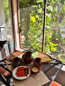 ein Tisch mit zwei Tellern Essen und zwei Tassen Kaffee in der Unterkunft Cabañas santamaria in Tulum + 1 Foto