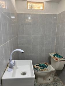 ein Badezimmer mit Toilette und Waschbecken in der Unterkunft Cabañas santamaria in Tulum