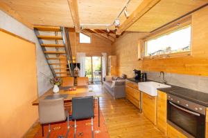 Kuchyň nebo kuchyňský kout v ubytování CaLegna Ferienchalet