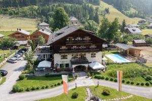 Bazén v ubytování Hotel Schlosswirt nebo v jeho okolí