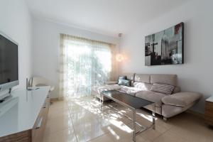 Telewizja i/lub zestaw kina domowego w obiekcie Finca Oasis Holidays & Health - Charming Villas