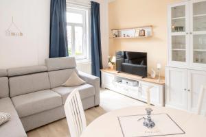 a living room with a couch and a tv at ELSE in der 'Stranddistel' in Langeoog