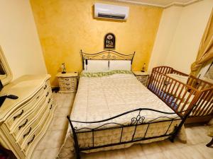 CannaiolaにあるCasa vacanze Simple Housesのベッドルーム1室(ベッド1台、ドレッサー付)