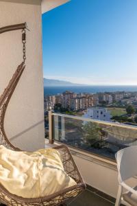 ein Balkon mit Stuhl und Blick auf das Meer in der Unterkunft Ersa Luxury Rooms in Sarandë