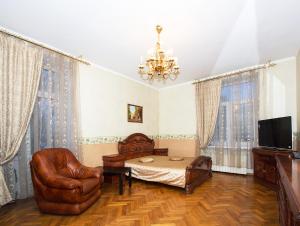 a living room with a table and a chair at ApartLux Park Pobedy in Moscow