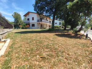 a large yard in front of a house at Sixtilianum in Sistiana