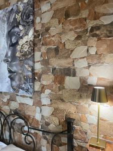 een stenen muur met een schilderij van een vrouw bij Le Villette Luisa in Lampedusa