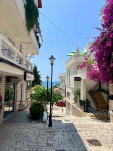 eine Kopfsteinpflasterstraße mit Straßenbeleuchtung und Gebäuden in der Unterkunft Helios Rooms in Sarandë