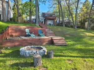 Κήπος έξω από το Seven Oaks At Bass Lake - Lakefront Getaway!