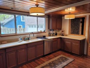 Η κουζίνα ή μικρή κουζίνα στο Seven Oaks At Bass Lake - Lakefront Getaway!