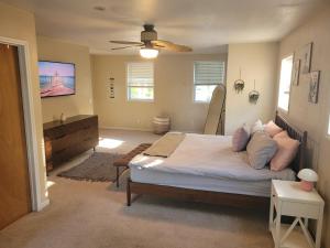 Χώρος καθιστικού στο Seven Oaks At Bass Lake - Lakefront Getaway!