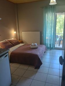 a bedroom with a bed with two towels on it at ΤΑ ΩΡΑΙΑ ΤΗΣ ΑΘΗΝΑς in Skala Mistegnon +24 photos
