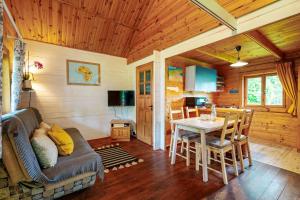 un soggiorno con un tavolo e una sala da pranzo di Domki Irka nad morzem a Łeba