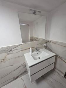 ブッジェッルにあるCasa al Mare Lumèaの洗面台と鏡のある白いバスルーム