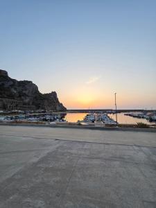 ブッジェッルにあるCasa al Mare Lumèaの水の隣の空き駐車場