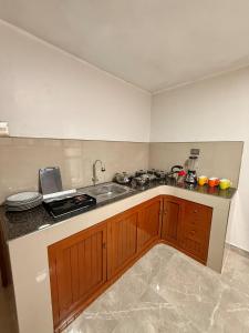 een keuken met een spoelbak en een aanrechtblad bij Jaichi KIREI in Cajamarca +29 foto's