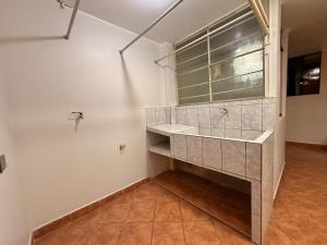 een badkamer met een wastafel en een raam bij Jaichi KIREI in Cajamarca