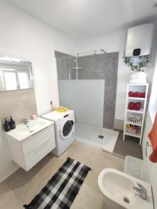 a bathroom with a washing machine and a sink at Fantastico 1 - Grossem Balkon - Gratis Parkplatz - Klimaanlage - Zentrumsnähe und Meernähe in Puerto de la Cruz