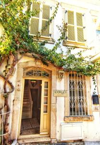 an old building with a door and windows at IPEKYOL Guesthouse in Çeşme