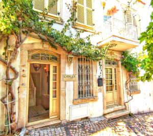 an old building with a door and windows at IPEKYOL Guesthouse in Çeşme