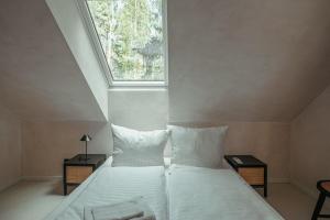 a bedroom with a large bed with a window at Modernes Tiny House im Spreewald in Münchehofe