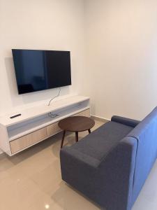 Μια τηλεόραση ή/και κέντρο ψυχαγωγίας στο Coco homes seaview at The Shore